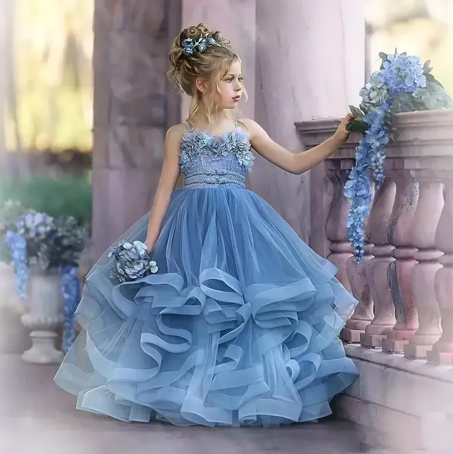 Nouveau Dusty Blue Bretelles Spaghetti Tulle Robes De Fille De Fleur Dentelle 3D Appliques Florales Volants À Volants Filles Pageant Robe Enfants Robes De Fête D'anniversaire BC4690