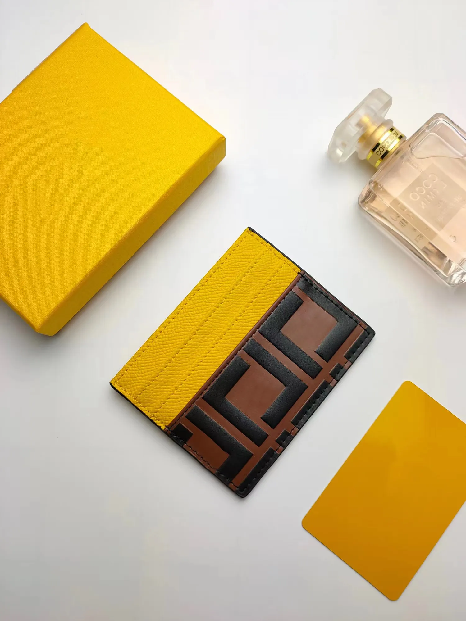 Luksurysowe projektanci torby torebki Tortą do hang worków Portfee ​​z tłumaczeniem całego projektanta portfela mężczyźni słynne skórzane karty uchwyty karty f209x