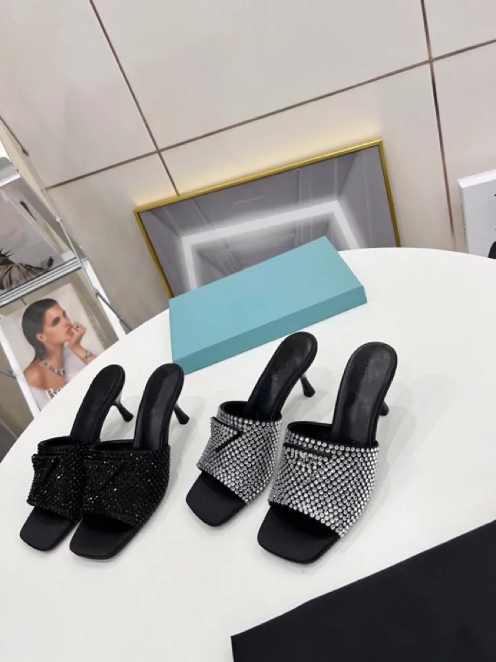 Toppkvalitetsdesigner Kvinnor Sandaler Lyxigt Högklackat Fashion Square Toe Tofflor Läderpumpar Svart Vit Utomhus Klänning Sandal Casual Skor med låda