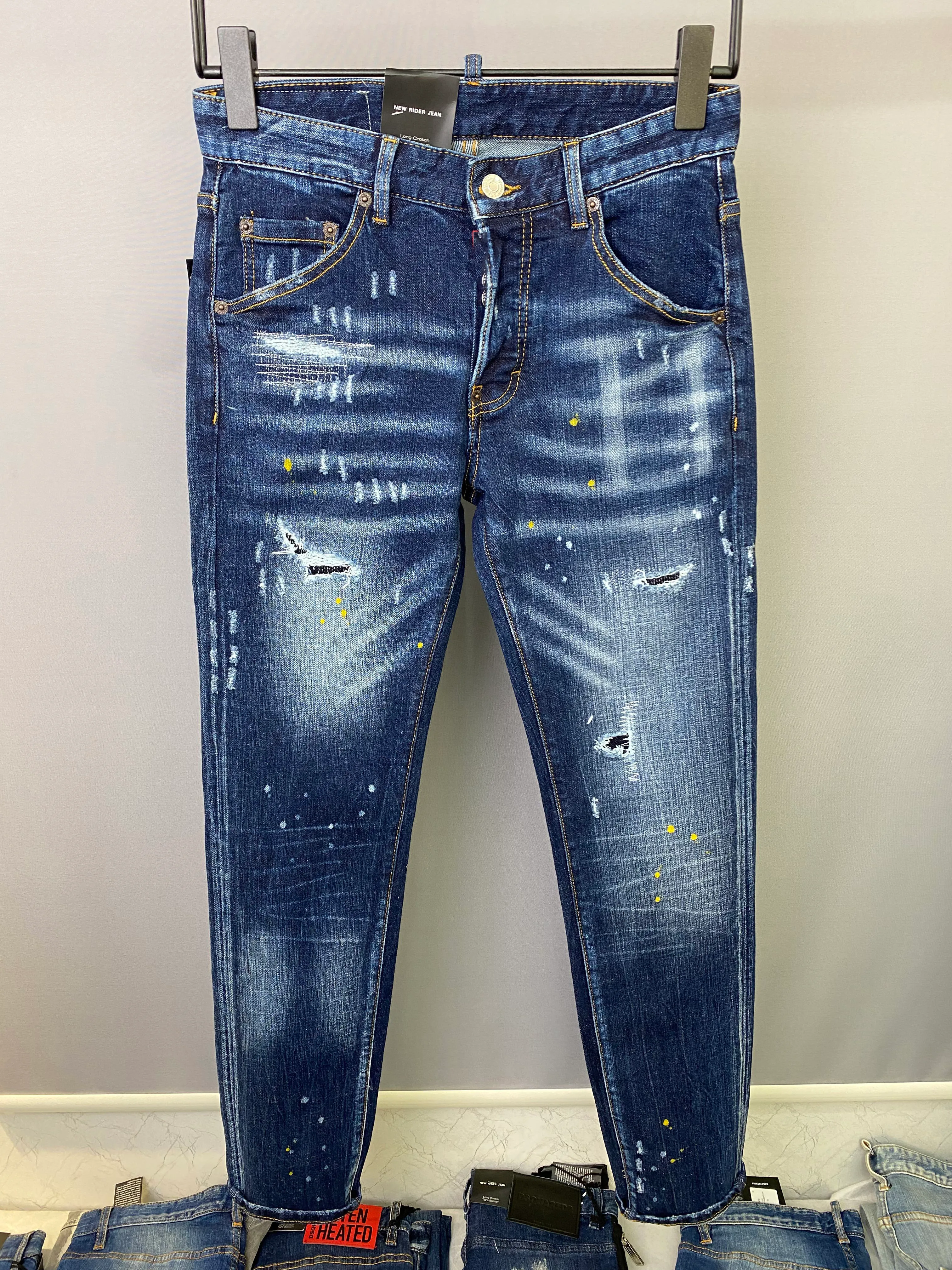 Nya män jeans hål ljusblå mörkgrå Italien varumärke man långa byxor byxor streetwear denim mager smal rak cyklist jean för d2 toppkvalitet 28-38 storlek 9830