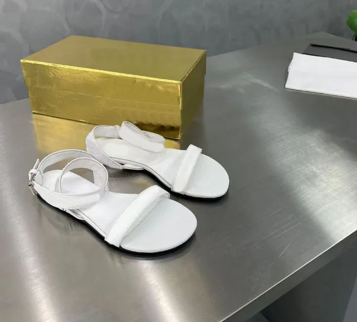 Högkvalitativ platt botten med kvinnors sandaler Fashion Letter Tryckt Five Toe Leather Strip Slippers Luxury Wedding Home Beach Shoes Leverans Box 35-41