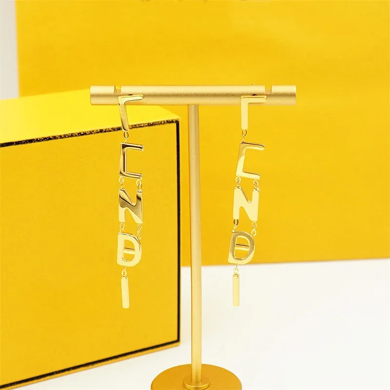 Pendientes de moda Oro Dangle Womens Pendiente Carta Stud Pendiente Diseño Tendencia Joyería de alta calidad Regalos de lujo para las mujeres