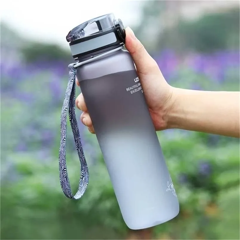 Bouteille d'eau de sport sans BPA Portable LeakProof Voyage Camp Randonnée Protéine Shaker Plastique écologique Ma boisson 500 1000 ml 211122