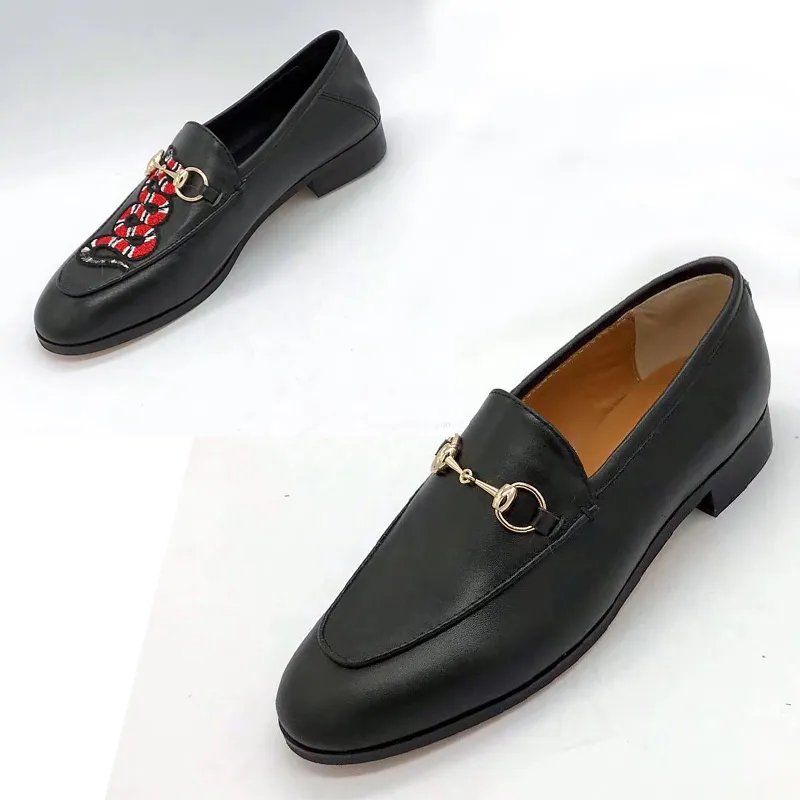 Mujeres clásicas Diseñador plano Zapatos de vestir 100% Cuero de vaca auténtico Hebilla de metal Señora carta de cuero zapato casual Mulas Princetown Hombres Pisotear Mocasines perezosos Tamaño grande 34-46