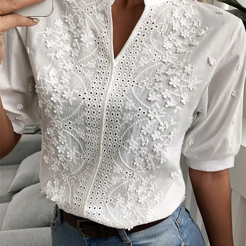 Letnie kobiety Casual Chic Plus Rozmiar Białe Bluzki V Neck Hollow Out Floral Design Eyelet Haft Half Sleeve Daily Wear Top 220407