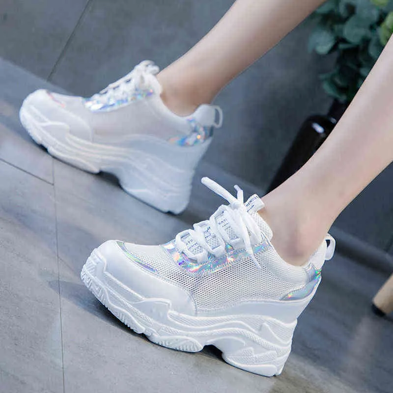 2022 Kvinnliga kilplattform Gummi brogue snörning upp högklackar som ökar vita silver sneakers kvinnors plattformsskor G220610