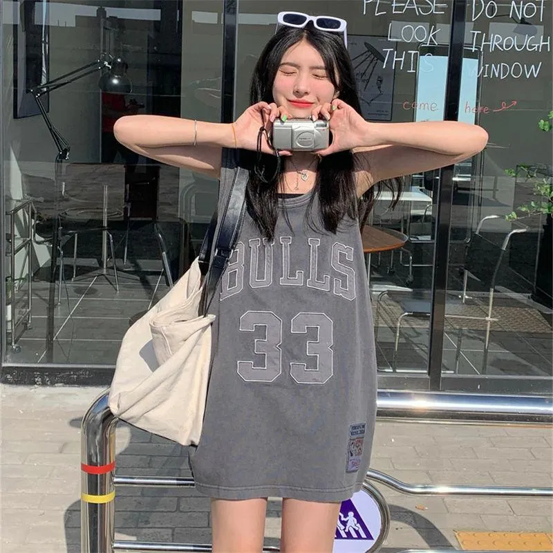 女性の Tシャツバスケットボールベスト女性レター刺繍グレー Tシャツ 2022 夏原宿ルーズノースリーブトップミッドレングスストリートレディース