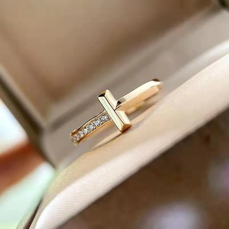 Luxurys desingers anillo de diseño simple sentido de diseño medio perforación t damas clásicas simples encanto tendencia anillos de cumpleaños regalo