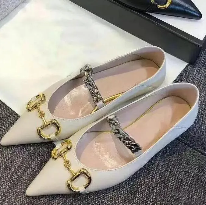 Diseñadores puntiagudos zapatos de vestir planos 100% cuero cadena de metal de lujo damas letras perezosas mula princesa fiesta boda viaje hogar ocio sandalias