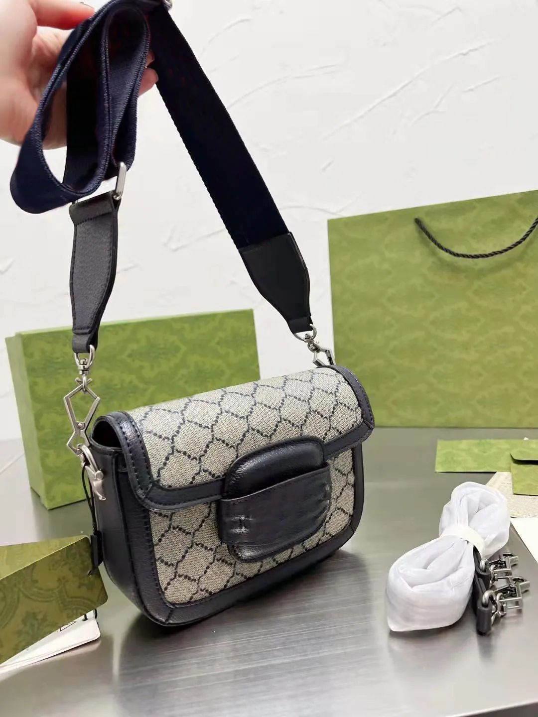 Portefeuille de sac diagonal de haute qualité conçu par un designer.
