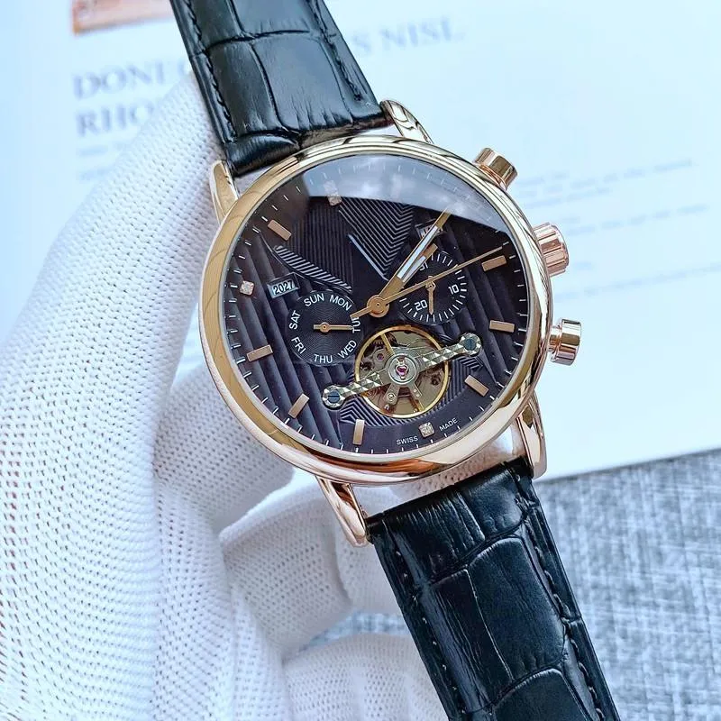 2022 Nouveaux montres de luxe pour hommes Grand volant cinq points de travail automatique Concepteur de montres mécaniques de haute qualité Bracelet en cuir de marque supérieure Style de cadeau de mode
