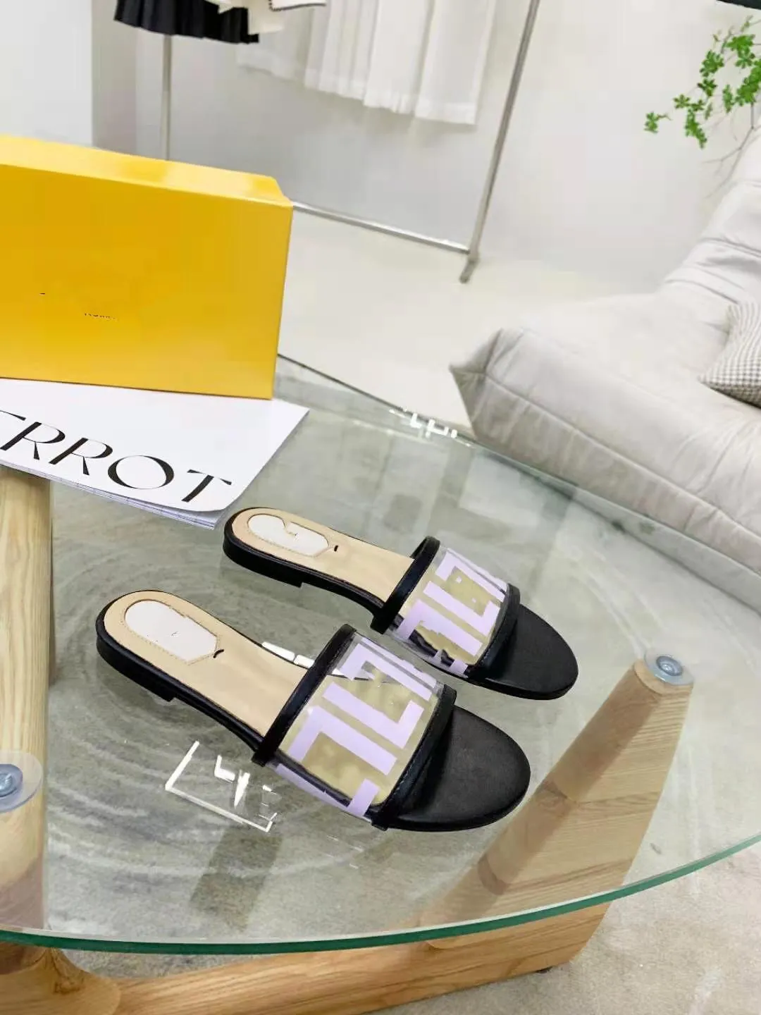 Kvinnor tofflor Smooth Calfskin Flat Letter Mules Fashionabla lätt att klä av gummibotten