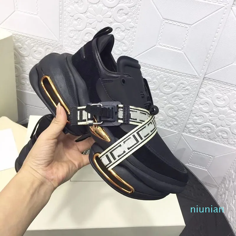 2022 Designer Bullet Shoes Casual Sapatina Branca Branca Neoprene e Suede Esportes baixos Com Lace Sports Popular de Men Feminino de Bottom Men Momen