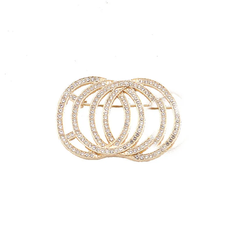 Diseñador de lujo 18K Chapado en oro Broches de perlas de cristal Famosa marca para mujer Doble letra Colgante Broche Suéter Traje Traído Pin Ropa Accesorios de joyería