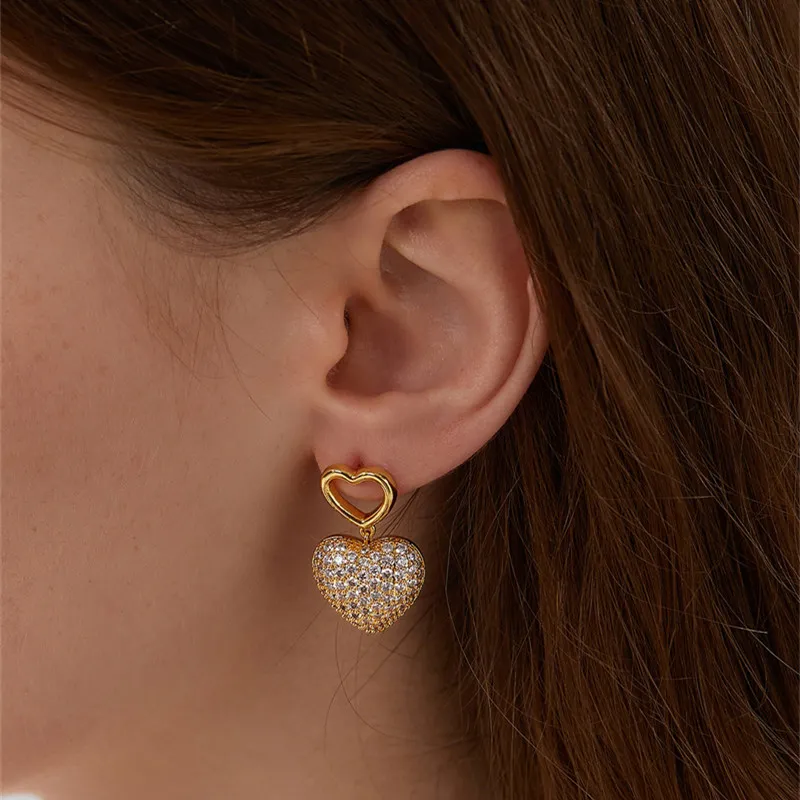 Boucles d'oreilles en diamant d'amour en trois dimensions de conception de mode française haut de gamme en forme de coeur lumière niche rétro bijoux sauvages cadeau