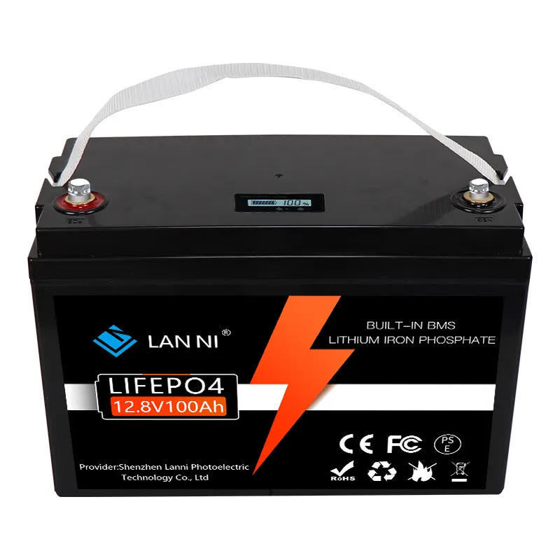 LifePo4バッテリー12V100AHにはBMSディスプレイが組み込まれており、携帯電話、ゴルフカート、フォークリフト、キャンピングカー、太陽光発電、RV、ボートに使用できます。