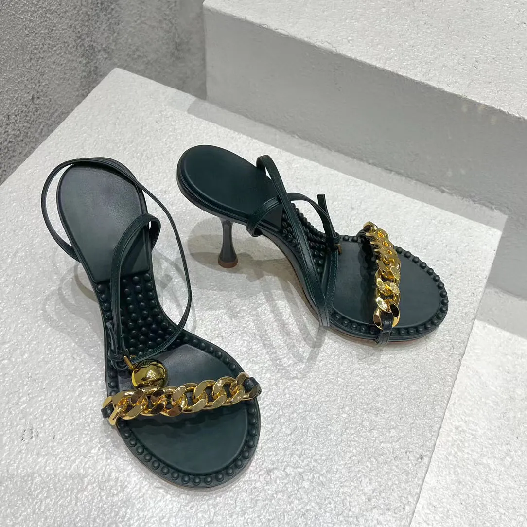 Nouvelles sandales à talons hauts pour femmes de style européen et américain Conception de table à semelle extérieure en caoutchouc Ensemble complet d'emballages exquis Sandales à chaîne en or Cuir verni
