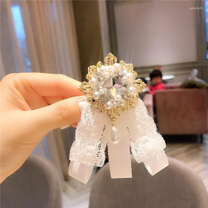 Pins Brooches Fashion Lace Bow Brooch Rhinestone Pearl Corsage Vintage Sweet Women Collar Lapel Pin Clothes Decor Seau22
