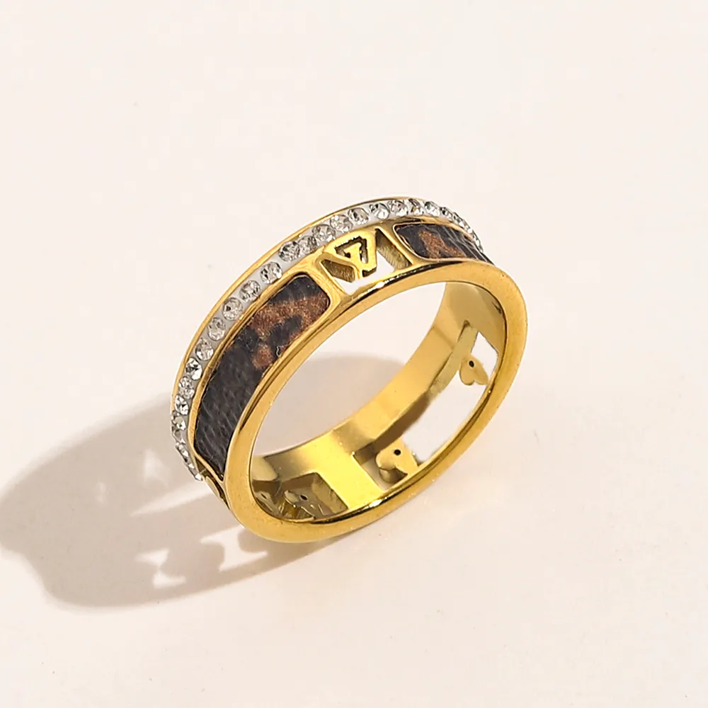 Designer märkesringar kvinnor 18k guldpläterad kristall faux läder rostfritt stål kärlek bröllop smycken leveranser ring fin snidning fingerring zg1600