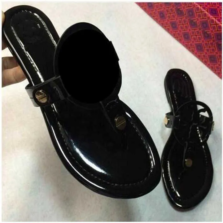 Vendita calda-sandali femminili piatti con punta a clip europea tutte le scarpe grandi cantieri spot da 35 a 42