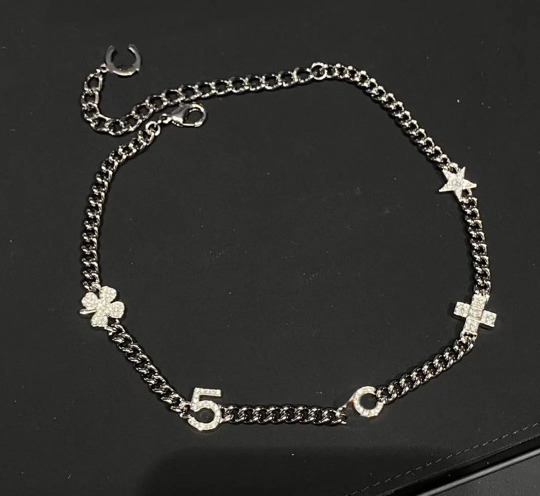 2022 Collier pendentif à breloque de qualité supérieure avec diamant et plaqué noir pour femmes, bijoux de fiançailles, cadeau avec tampon de boîte PS7691