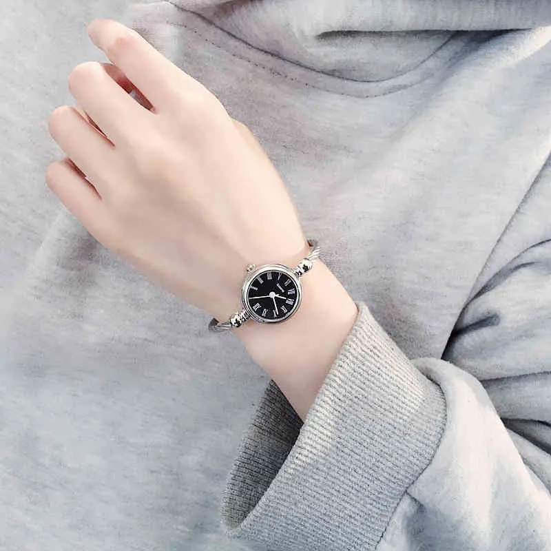 Armbandstil Öppning Simple Retro Art Women's Fashion Quartz Watch Relogio FeminoVx97