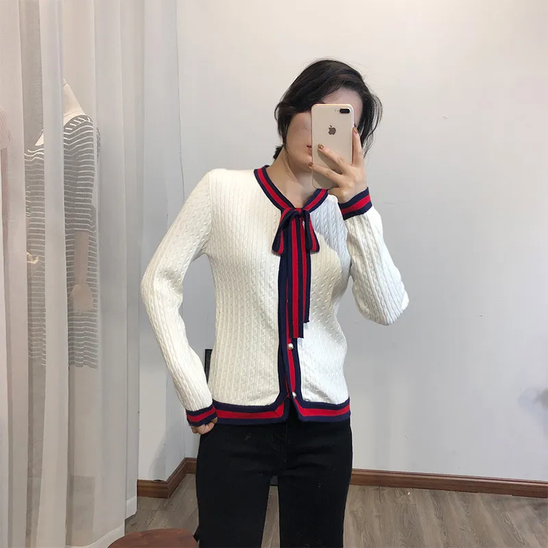 326 2022 여름 브랜드 같은 스타일 스웨터 럭셔리 승무원 목 흰색 패션 무도회 여성 옷 Qian