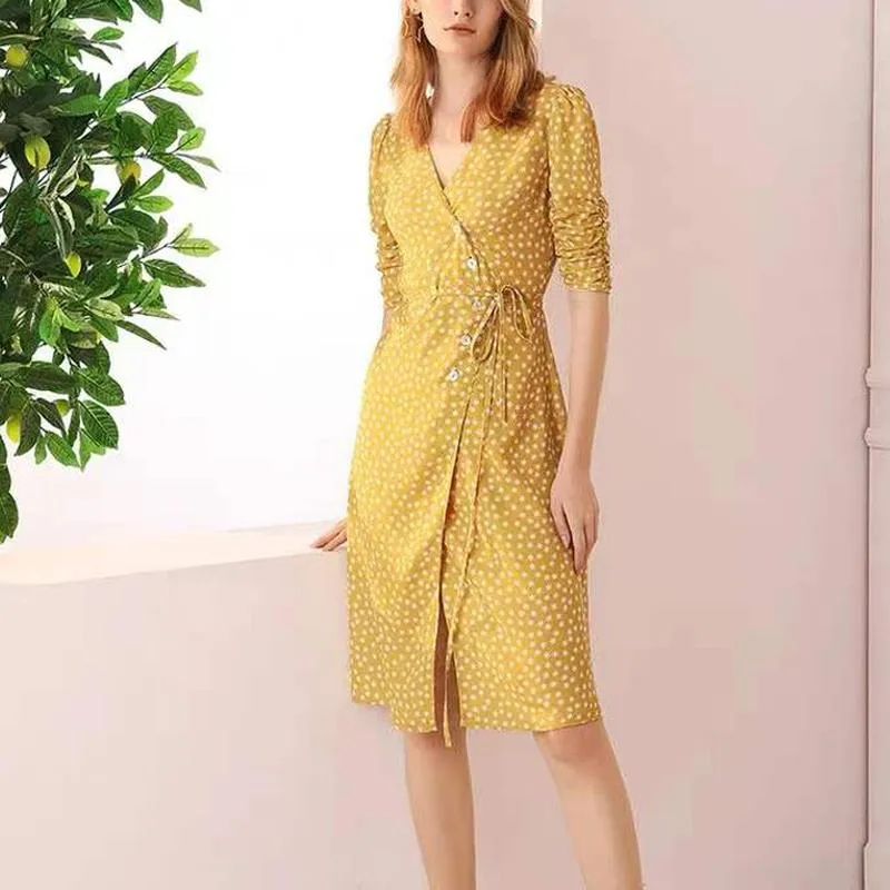 Vestidos casuais retrô meia manga embrulhada no joelho vestido de joelho feminino 2022 verão francês amarelo estampa de estampa de cintura elegante robecasual curto