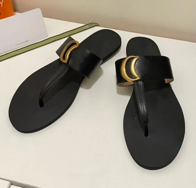 Style de mode de Star tongs portables pantoufles plates Paris femmes accessoires de matériel de haute qualité sandales à boucle en métal