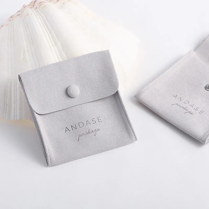 Cadeau cadeau en gros 8x6cm gris petit logo personnalisé boucles d'oreilles bague collier bijoux en microfibre sac d'emballage enveloppe bijoux pochettescadeau