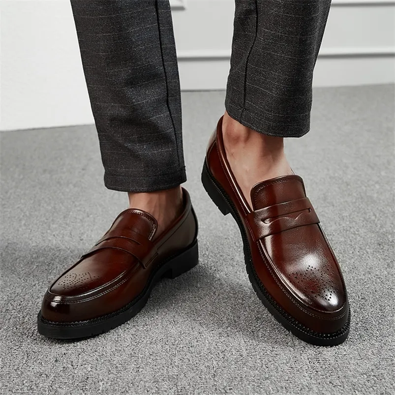 Дизайнерская брендовая мужская кожаная обувь Итальянские формальные броги Повседневная деловая обувь для мужчин Пенни Лоферы Элегантная модная мужская обувь 220324