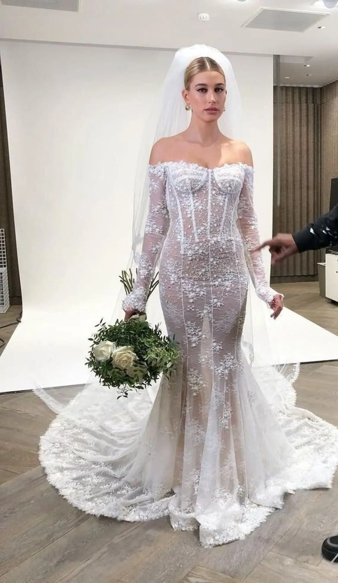 Abiti da sposa da spiaggia a sirena con maniche lunghe 2022 Abiti da sposa senza schienale in pizzo pieno con spalle scoperte Hailey Bieber