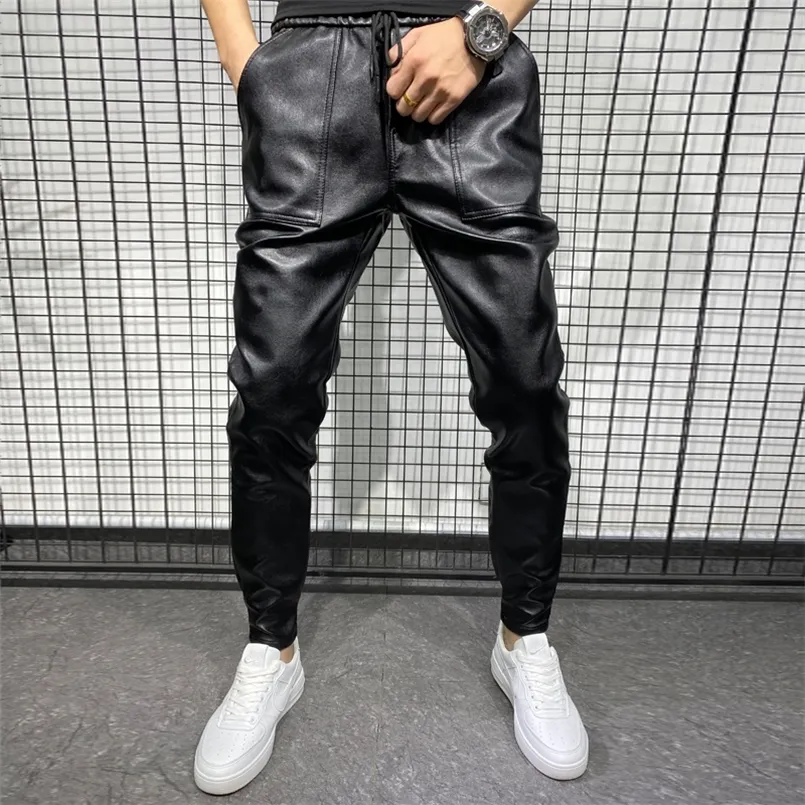 Pantalones de cuero PU gruesos y cálidos para invierno, ropa para hombre, pantalones de moto informales a prueba de viento con bolsillo grande y sencillo, color negro de talla grande 220720