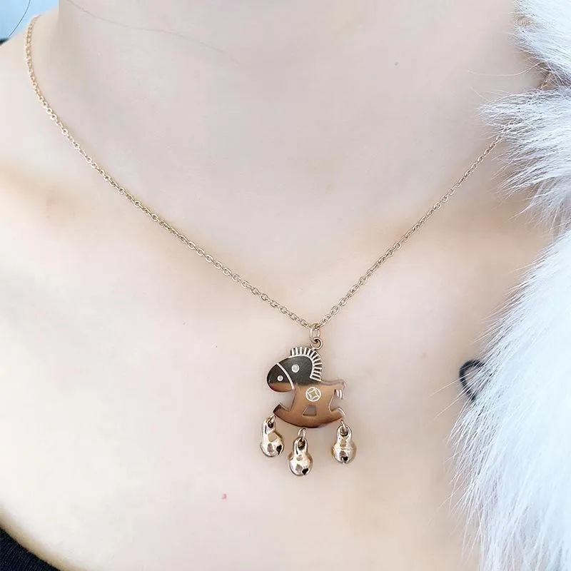 Hänge halsband rostfritt stål minimalistiska smycken kreativ tecknad liten hästklocka halsband kvinnlig mode söt choker