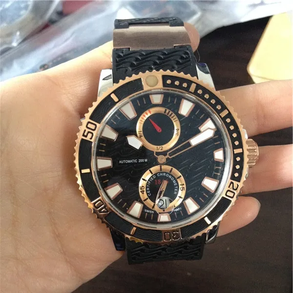 Relojes masculinos calientes Reloj de hombre de goma negro Reloj de pulsera de estilo automático mecánico 44 mm Cara negra Parte posterior transparente 031