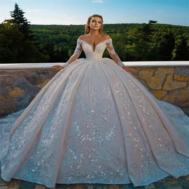 Glitter Dubai Arabia Ball Gown Bröllopsklänningar Långärmade Pärlor Lace Appliqued Plus Size Custom Made Bridal Gowns Crystal Robe