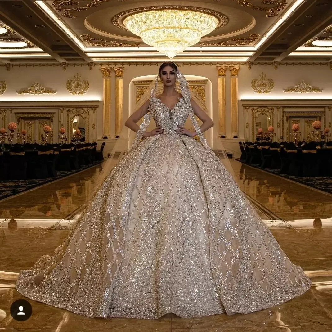 Abiti da sposa con scollo a V con paillettes oro scintillante di lusso Abiti da sposa Arabo Dubai Senza maniche Pieghe Abito da sposa treno cattedrale vintage Taglie forti