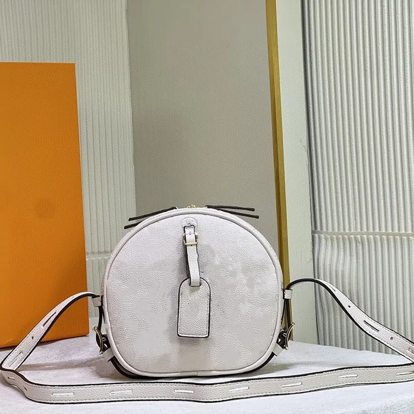 Kadın gerçek deri omuz çantası bayan kabartma çanta eski çiçek yuvarlak crossbody çanta