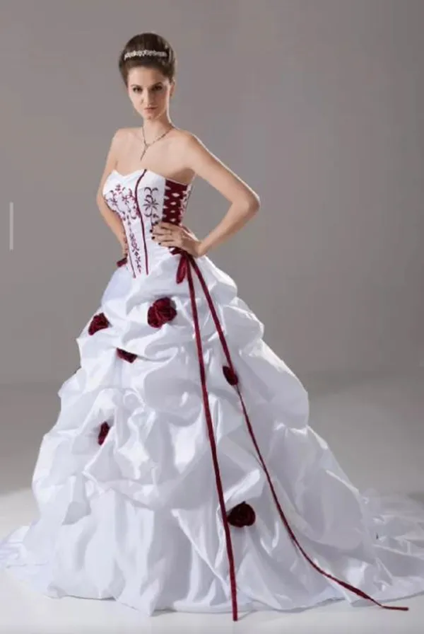 Винтажные белые и бордовые свадебные платья без бретелек-плиссированные оборки с корсетом корсета с цветочной вышивкой.