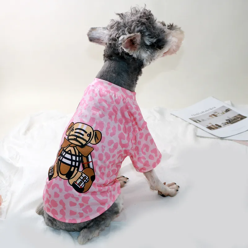 Hundehemd Designer Hunde Kleidung Marke Hundebekleidung Sublimation Druck klassisches Buchstaben süßes Bären Baumwoll-Haustier-T-Shirt für kleine Hundeschnauze Pudel Weiß m a337