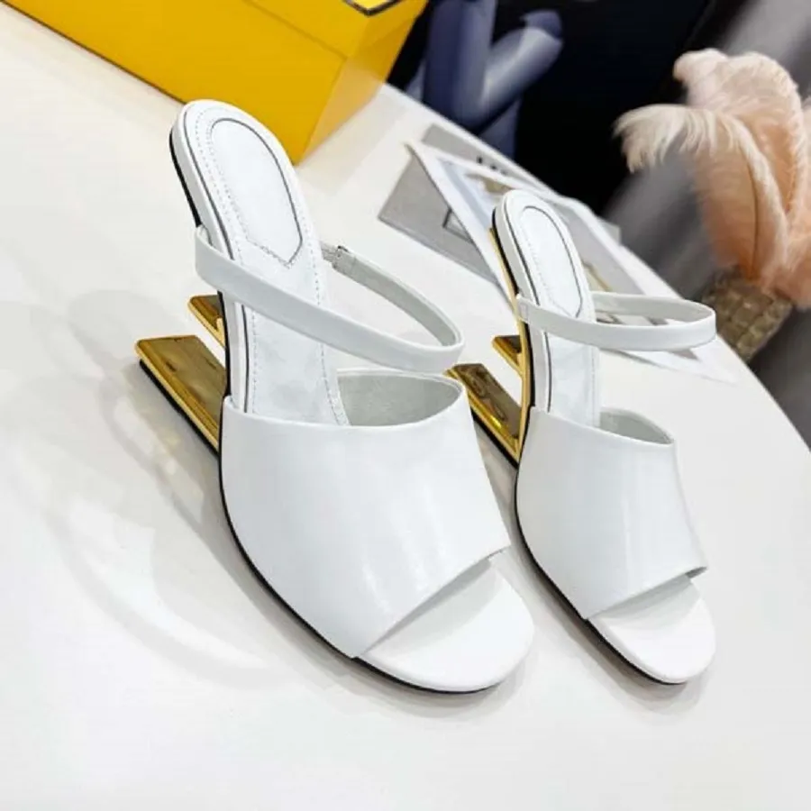 Slides di moda classici sandali Lady sandali estivi designer fibbia in metallo in pelle di grandi dimensioni donne con tacco alto tacco alto bagshoe1978 47 47