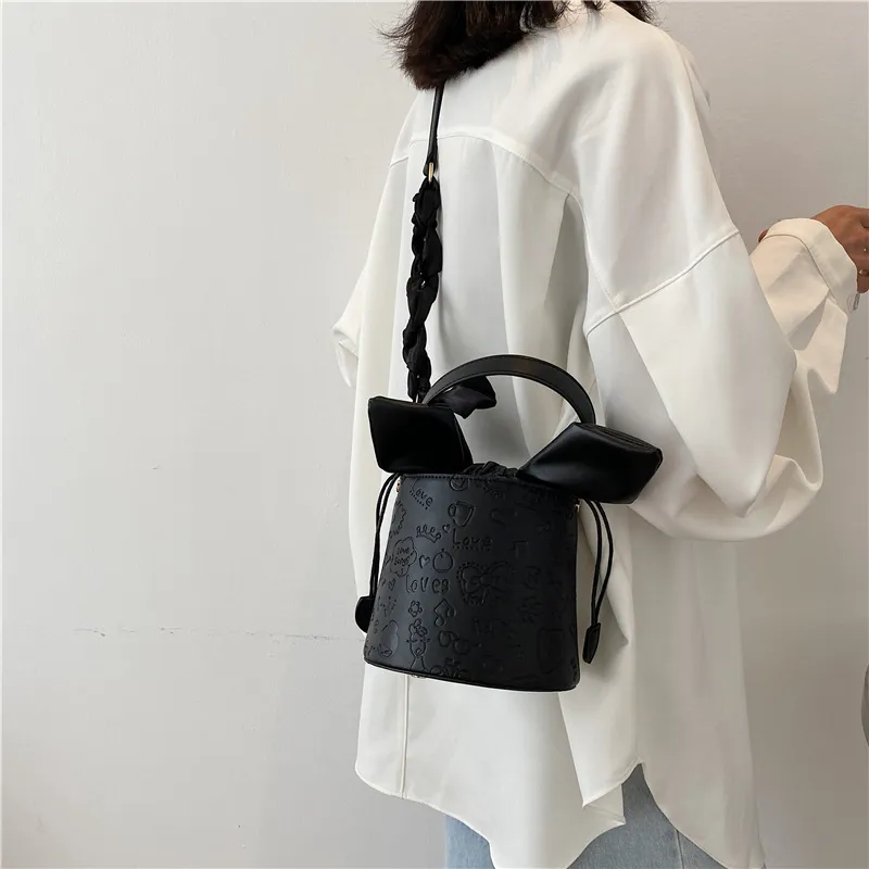 High Sense Of Western Style Bag Female Fashion Versatile Net Celebrity Niche Design Single Shoulder Bucket Bag