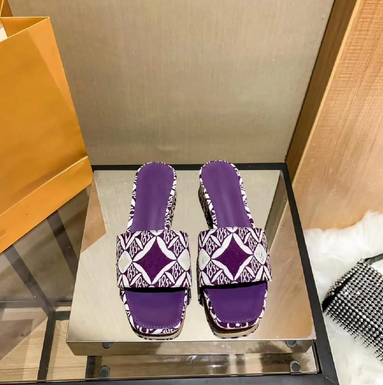 10a качественная дизайнерская обувь новые вышивающие тапочки модные сандалии сандалии отдыха пляжные обувь женщин роскошные шлепанцы мод