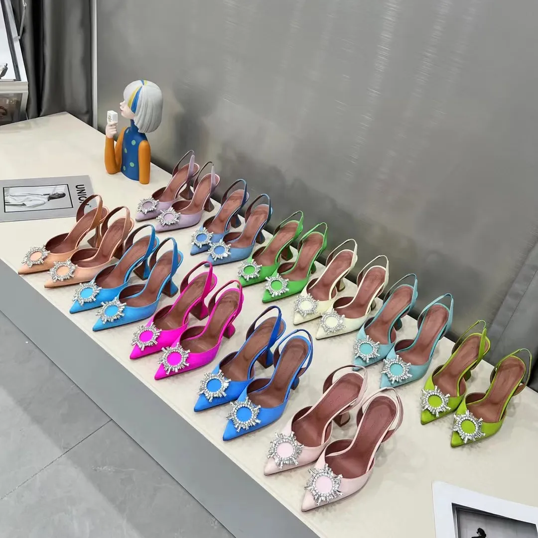 Sandálias de designer de luxo sapatos de salto alto Amina Muaddi Begum Bow Bow Crystal Buckled Buckle Point Toesl Sunflower Sandal Summer Summer Calçado
