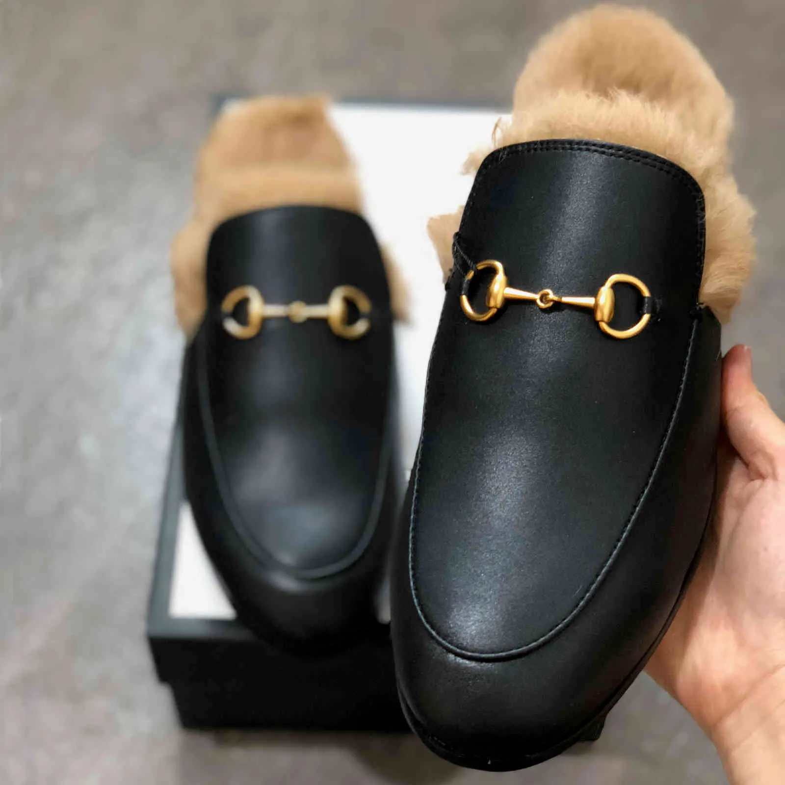 2021 Princetown Fur Slippers نساء مصمم البغال أحذية سلسلة مطرزة جلدية Loafer متعددة الألوان شببر أحذية مسطحة أعلى جودة مع صندوق NO14