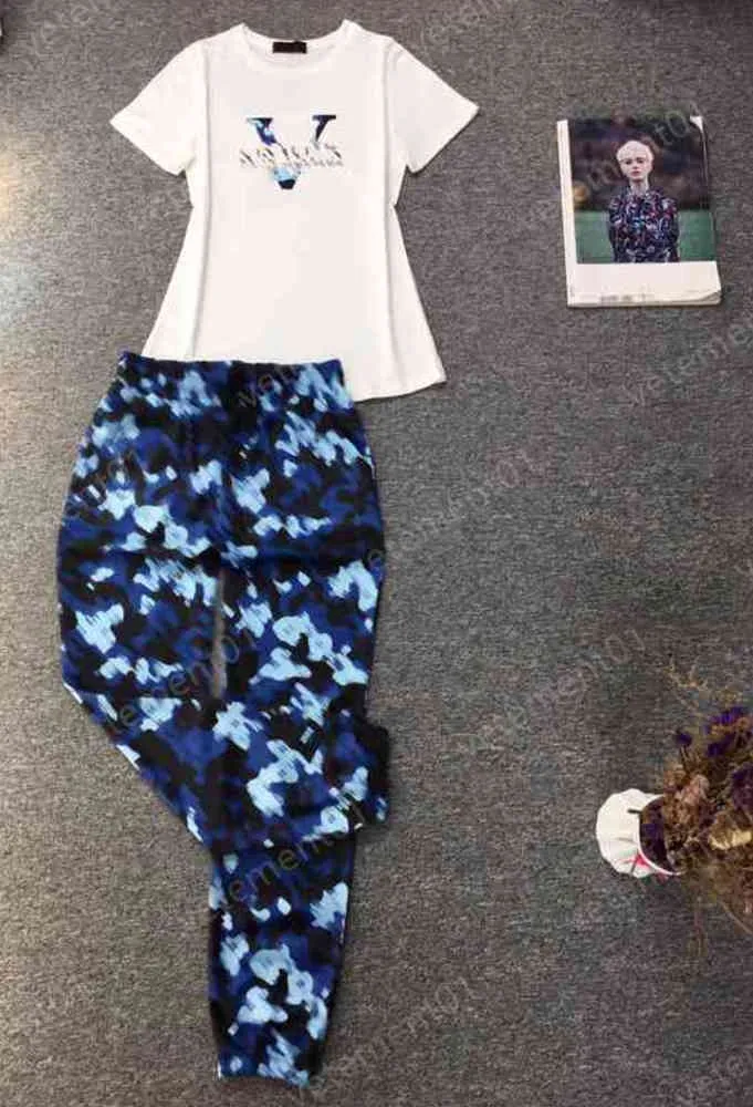 Женские брюки из двух частей. Классическая футболка для пар с буквенным принтом V и синие камуфляжные брюки. Комплекты из 2 предметов. Роскошные дизайнерские спортивные костюмы. Женская одежда 0912.