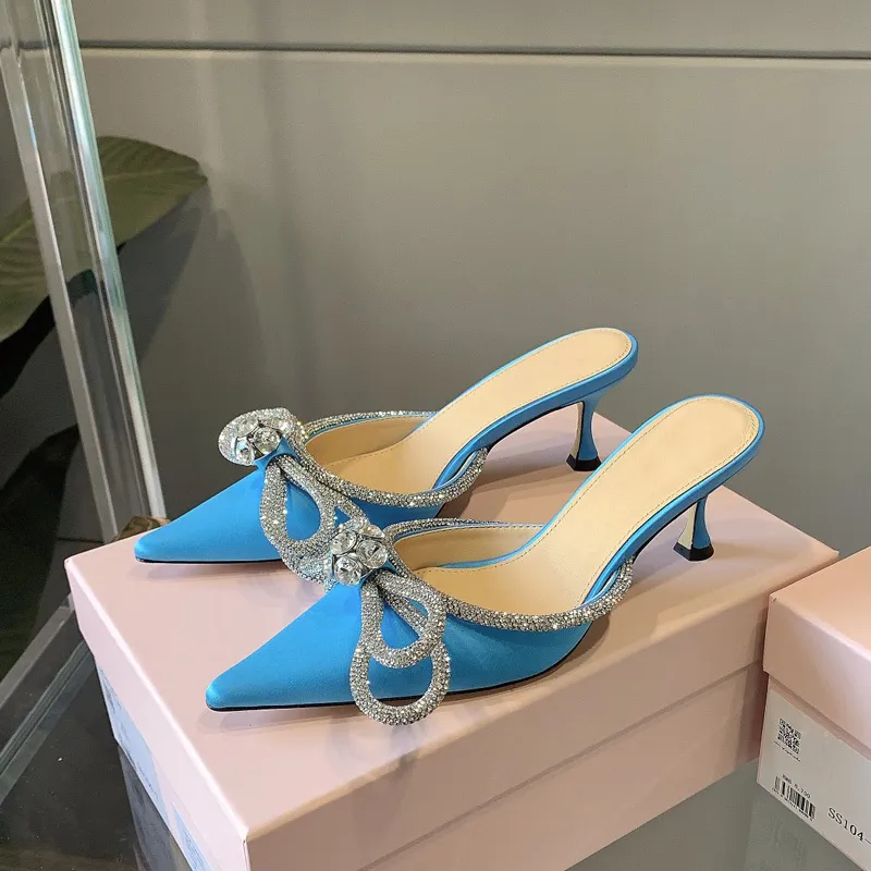 2022 Sandalo Mach Décolleté con fiocco in raso Décolleté con strass impreziositi da cristalli Scarpe da sera con tacco a spillo Sandali con tacco da donna Designer di lusso con cinturino alla caviglia Scarpa elegante 35-42