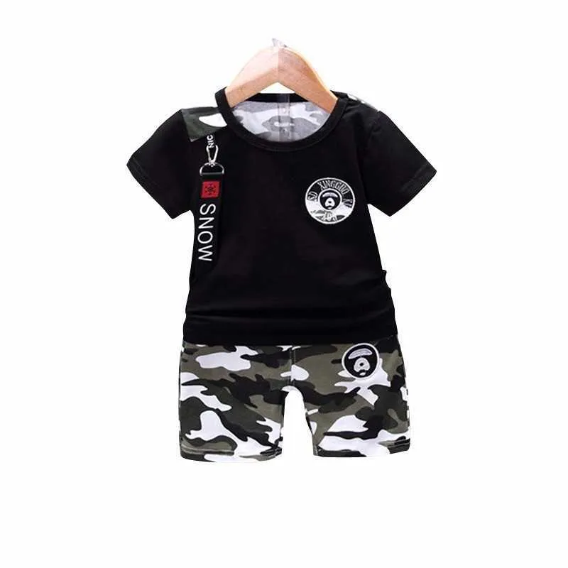 カモフラージュカジュアルな新しい夏の新生児の男の子幼児服セットTシャツトップパンツ2pcs/セットコットンキッズ服の服