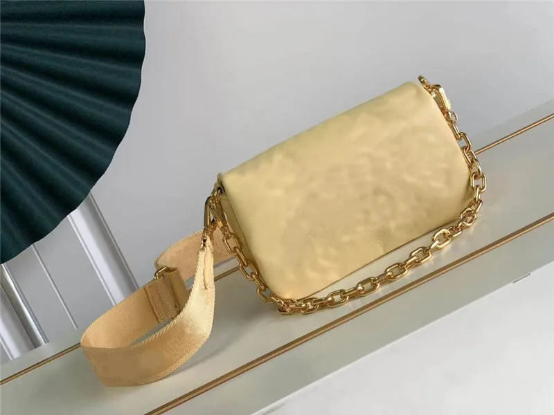 Portefeuille Bubblegram de luxe de styliste sur sangle avec chaîne Banane jaune, sac à bandoulière brodé en cuir de veau matelassé M81400 7A qualité