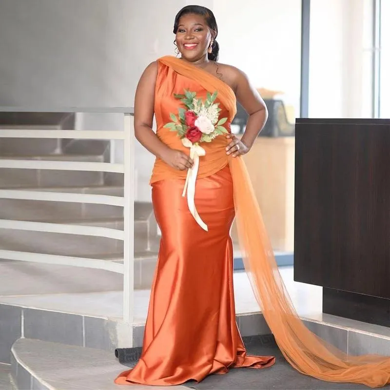 2022 Neueste One Shoulder Orange Brautjungfernkleider Meerjungfrau Überrock Trauzeugin Kleid Tüll Zug Hochzeit Invitada Roben